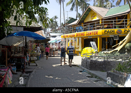 Sentier derrière Ao Tonsai beach bordée de magasins de plongée hôtels restaurants bars et stands de souvenirs île de Phi Phi, Thaïlande Banque D'Images