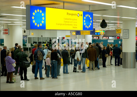 Les gens dans la file d'attente pour les détenteurs de passeports européens dans un aéroport britannique Banque D'Images