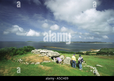 Bant s Carn datant de 2000 avant J.-C. utilisé comme une chambre funéraire par les habitants de l'ancien village Halangy sur St Mary s Banque D'Images