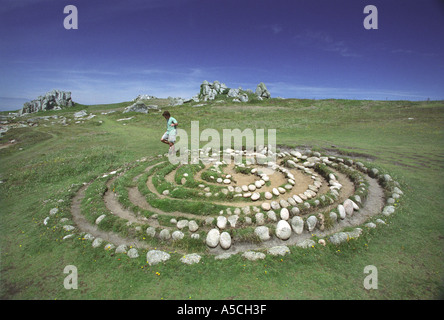 Un marcheur étapes à Troy Ville labyrinthe sur l'île de St Agnes Îles Scilly construite il y a 200 ans Banque D'Images