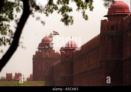 Les imposants remparts de Shah Jahan s Fort Rouge dans la vieille ville de Delhi sur la rive ouest du fleuve Yamuna Banque D'Images