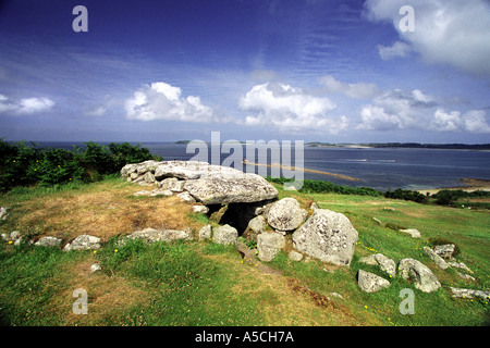 Bant s Carn datant de 2000 avant J.-C. utilisé comme une chambre funéraire par les habitants de l'ancien village Halangy sur St Mary s Banque D'Images