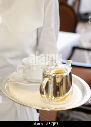 Waiter serving coffee Banque D'Images