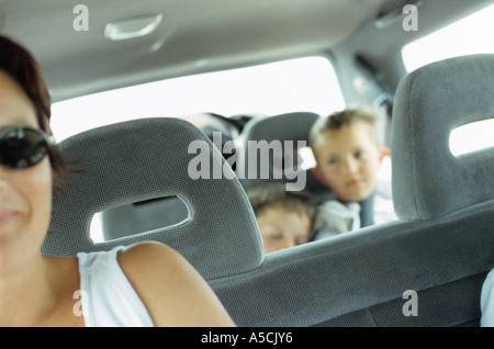 Famille dans une voiture Banque D'Images