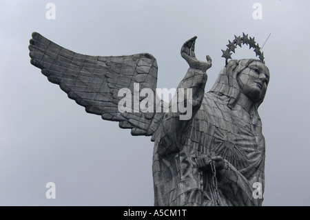 Immense statue de la Vierge de Quito sur le haut de la colline Panecillo à Quito, Equateur Banque D'Images