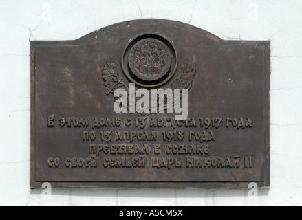 Plaque commémorative sur une maison où le Tsar Nicolas II de Russie et sa famille ont vécu en exil à Tobolsk en Sibérie, Russie. Banque D'Images