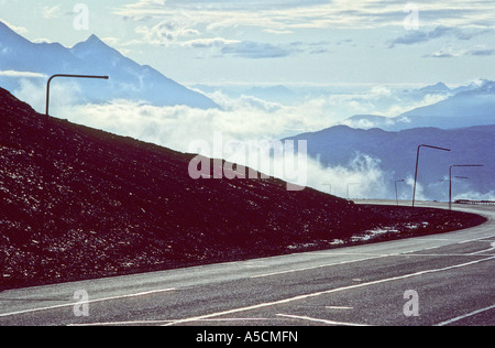 Déserté Curving Road et de montagnes sur la façon d'Anchorage, Alaska Banque D'Images