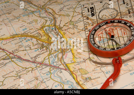 Gros plan sur la carte et la boussole Banque D'Images