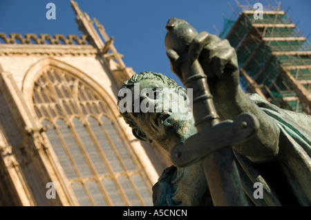 Gros plan de la statue de l'empereur Constantine devant le transept sud de York Minster York North Yorkshire Angleterre Royaume-Uni Grande-Bretagne Banque D'Images