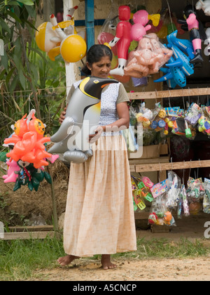 La culture sri-lankaise locale contraste avec les jouets de marques internationales Banque D'Images