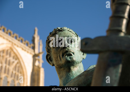 Gros plan de la statue de l'empereur Constantine devant le transept sud de York Minster York North Yorkshire Angleterre Royaume-Uni Grande-Bretagne Banque D'Images