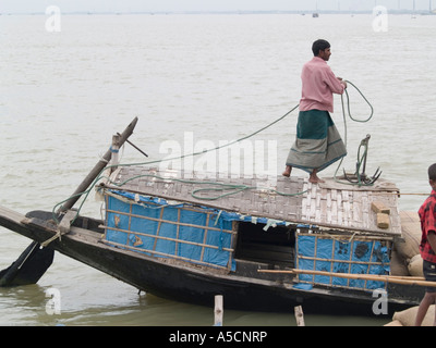 Ferry Boat et la circulation sur le bateau cargo Banque D'Images