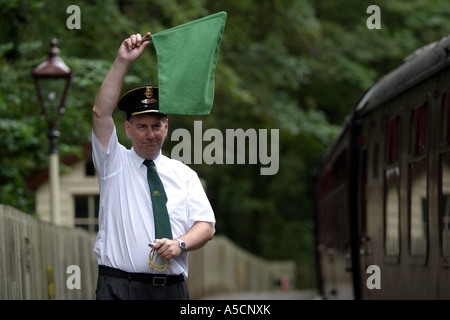 30 août 2006. La Garde côtière canadienne lève son drapeau vert pour indiquer à l'utilisateur de commencer. Gwili Railway, Carmarthen, pays de Galles du Sud Banque D'Images