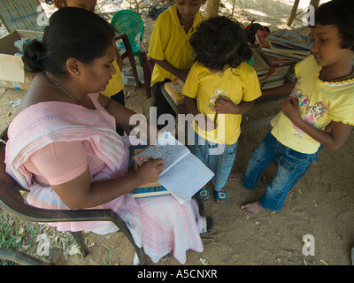 Les élèves de l'école avec les enseignants de l'école dirigée par Horizon Lanka Foundation Banque D'Images