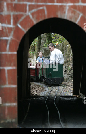 30 août 2006. Ben le moteur diesel, sur le point de passer par un tnnel. Le chemin de fer miniature, Gwili Railway, Carmarthen, au sud W Banque D'Images