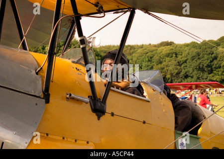 Démarrer le moteur d'un biplan De Havilland Tiger Moth Banque D'Images