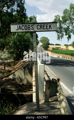 Le Jacobs Creek Road sign dans la région de vin de la Vallée de Barossa, Australie-Méridionale Banque D'Images