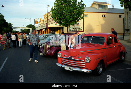 Les spectateurs d'admirer les voitures alignées pour le Hot Rod soir à Tanunda Barossa Valley en Australie du Sud Banque D'Images