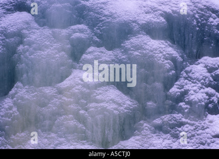 Neige fraîche sur le mur de glace Grand Sudbury (Ontario) Banque D'Images