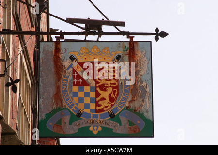 Pub Anglais traditionnel signe au-dessus de la Norfolk Arms Hotel de Arundel, Sussex de l'Ouest. Banque D'Images