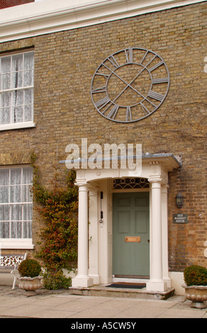 Belle maison de ville géorgienne avec horloge ornementale à Arundel, West Sussex. Banque D'Images