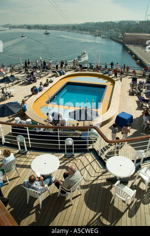 Vue panoramique sur la piscine et aftdeck de Holland America le bateau de croisière ms Veendam en partance du port de San Pedro en Californie Banque D'Images