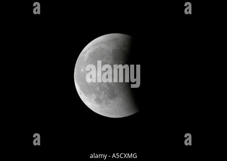 Près de la lune est sorti de l'ombre de la terre à la fin d'une éclipse lunaire totale comme vu de l'Irlande du Nord en mars 2007 Banque D'Images