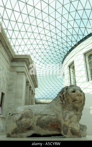 Statue dans la grande cour dans le centre de Londres, British Museum Banque D'Images