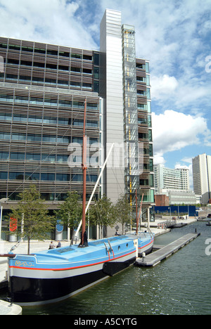 Nouveau bâtiment moderne sur North Wharf Road à Londres Paddington du développement du bassin qui contient Marks and Spencers siège social Banque D'Images