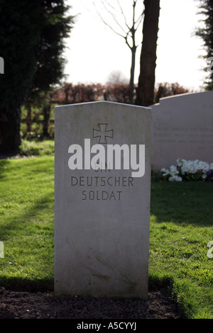 Une pierre tombale du soldat allemand inconnu dans le cimetière de St Andrew's Parish Church à Tangmere, West Sussex Banque D'Images