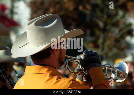 Jeune homme portant un costume de cow boy et playing trumpet Banque D'Images