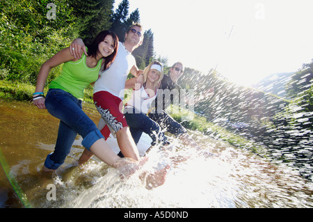 Quatre personnes à stream Banque D'Images