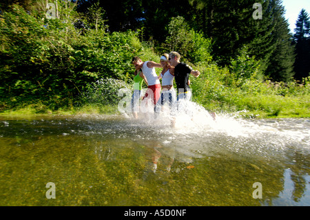 Quatre personnes à stream Banque D'Images