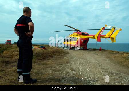 L'atterrissage d'hélicoptères de sauvetage à Belle Ile en Mer Banque D'Images