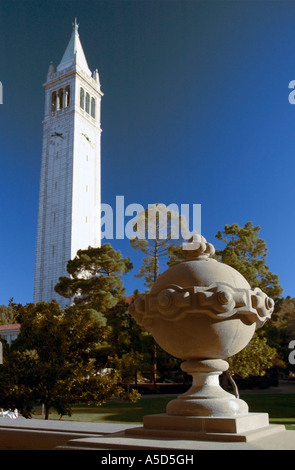 Sather tower, également connu sous le nom de l'hôtel Campanile, campus de l'Université de Californie à Berkeley Banque D'Images