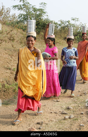 L'Orissa colorés pour transporter leur boîte à lunch sur leur tête Banque D'Images