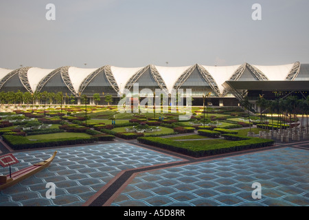 Sentiers sculptés complexes, haies et pelouses, jardins de l'aéroport de Suvarnabhumi - aéroport international de Bangkok, Thaïlande Banque D'Images