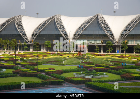 Sentiers sculptés complexes, haies et pelouses, jardins de l'aéroport de Suvarnabhumi - aéroport international de Bangkok, Thaïlande Banque D'Images