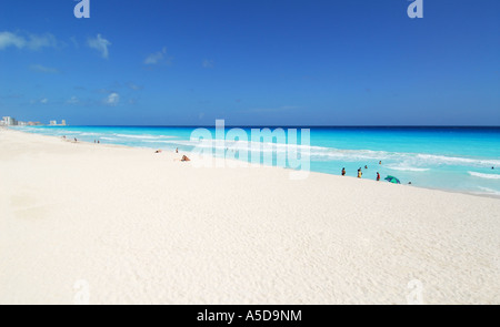 Playa Marlin partie de la longue plage de Cancun Mexique péninsule du Yucatan Banque D'Images