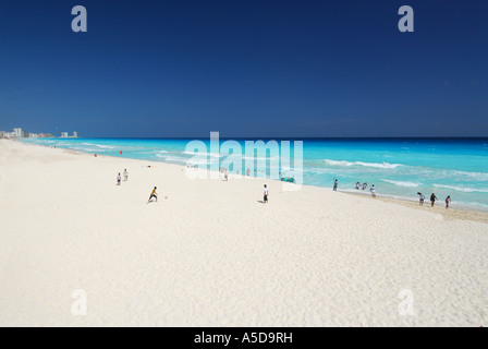 Playa Marlin partie de la longue plage de Cancun Mexique péninsule du Yucatan Banque D'Images