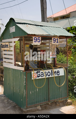 Vieille asiatique étrangers ou de l'essence station de remplissage d'essence, avec des pompes à main, remise, kiosque ou hutte près de Krabi Beach resort, province de Krabi Ao Nang, Thaïlande Banque D'Images