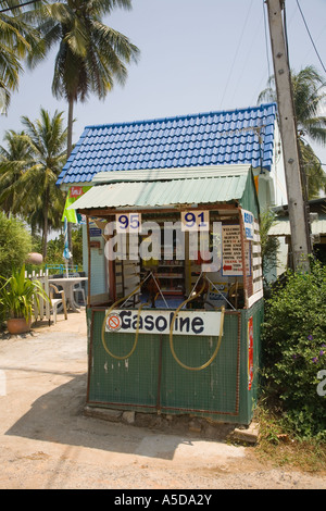 Ancienne station de remplissage d'essence ou d'essence asiatique 2007, avec pompes à main, hangar, kiosque ou cabane près de la station balnéaire de Krabi Beach, Ao Nang, Thaïlande Banque D'Images