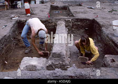 Les archéologues étudiant à creuser une excavation à St Augustine en Floride Banque D'Images