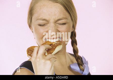 Jeune femme en costume traditionnel avec pretzl Banque D'Images