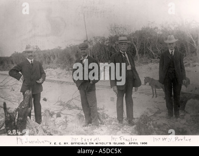 Henry Flagler et fonctionnaires de fer pendant la construction de l'extension du chemin de fer à Key West en Floride Banque D'Images