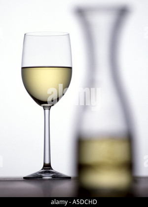 Verre de vin blanc et carafe Banque D'Images