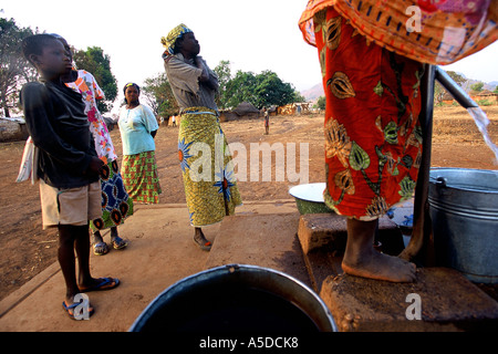 Près de Garoua et de Maroua femmes remplissant seaux d'eau Banque D'Images