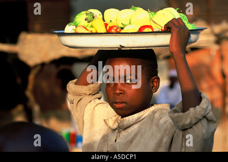 Près de Garoua et de Maroua boy carrying plate avec de la nourriture Banque D'Images