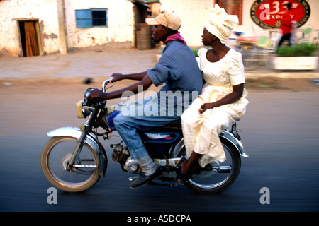 Près de Garoua et de Maroua couple riding sur moto Banque D'Images