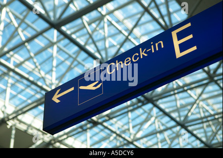 Arrivée à l'aéroport inscription, low angle view Banque D'Images